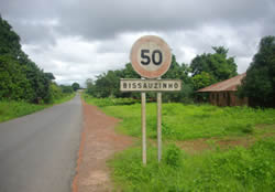 placa assinalando a entrada em Bissauzinho