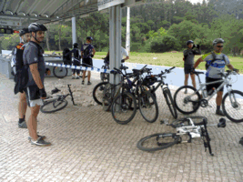 ciclistas na estao de comboio de Meleas