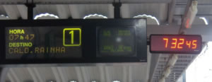 painel informativo do horario do comboio na estao de meleas