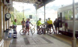 retirando as bicicletas do comboio em Torres Vedras