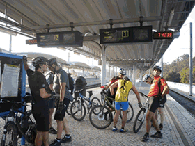 fotos diversas dos ciclistas no comboio