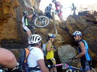 ciclistas a passarem a bicicletas sobre enormes pedras