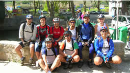 Ciclistas em pose junto da ribeira em Colares