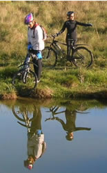 foto de 2 ciclista com reflexo na �gua da lagoa