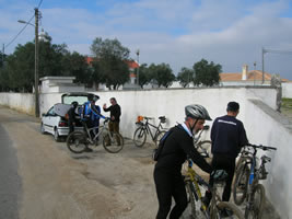 grupo de ciclista prepare-se para comer uns travesseiro de sintra