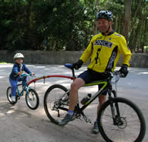 BTTista com bicicleta adaptada para rebocar a crian�a