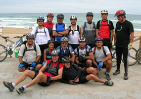 Grupo de 14 pedaladores na Praia Grande