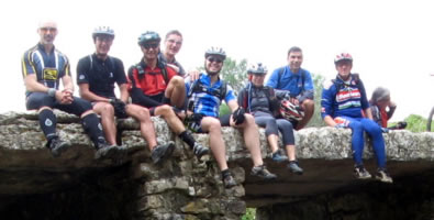 foto de grupo na ponte de pedra no vale da cabrela