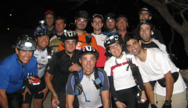 foto de grupo durante a noite junto a farol da guia em cascais