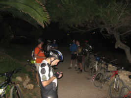 ciclistas no falor da guia durante a noite