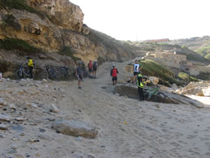 ciclistas na praia da Samarra