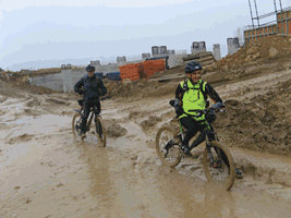 fotos diversas de ciclistas enfiados na lama