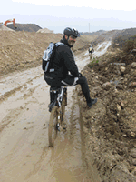fotos de ciclistas enfiados na lama