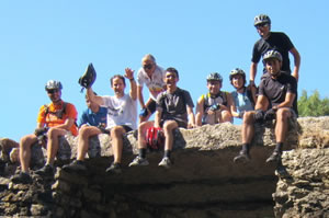foto do grupo de ciclistas sentado na ponte de pedar do vale da cabrela