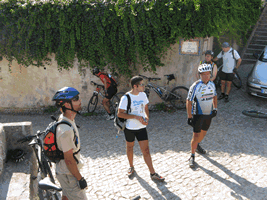 fotos diversas da paragem dos ciclistas no largo frente � capela em gigar�s