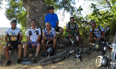 foto do grupo de ciclistas na  Aldeia de Broas