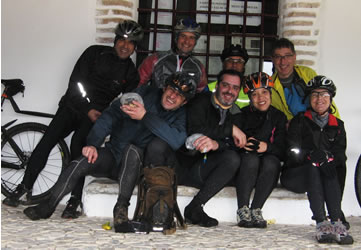foto do grupo de ciclistas na capela de s. mamede de janas