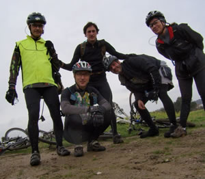 foto do grupo de 5 ciclistas algures nas lezirias