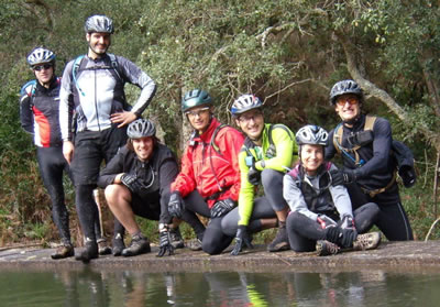foto do grupo de ciclistas junto ao lago