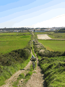 fotos diversas dos ciclistas a subirem um trilho perto da aldeia galega