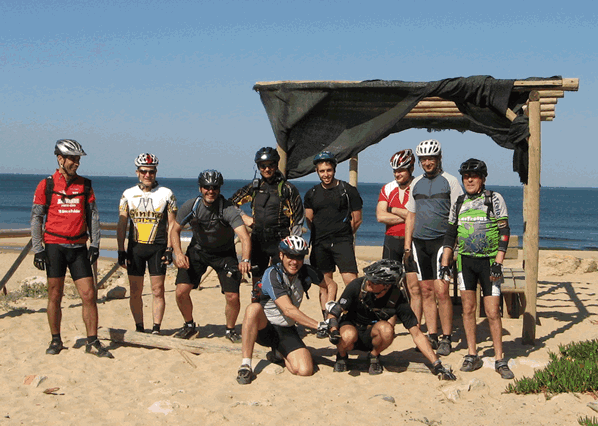 foto do grupo de ciclistas na praia do magoito