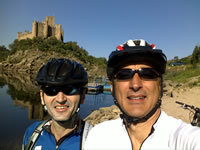 eu e o amigo Carlo frente ao castelo do Almourol