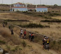 o grupo de ciclistas visto do alto do moinho