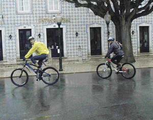 fotos diversas dos ciclistas na serra de sintra � chuva