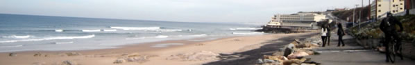 Vista da Praia Grande com um cilcista e outras pessoas a passear