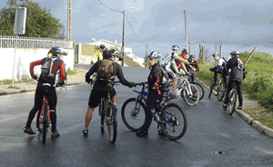 fotos diversas dos ciclista a caminho de sintra e a encher pneus