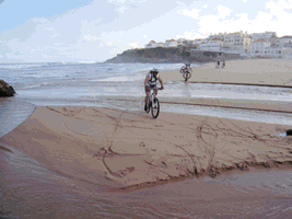 fotos diversas dos ciclista atravessando a praia das ma�as