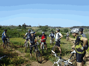 fotos diversas dos ciclistas nos trilhos perto do Telhal a atarvessar uma ribeira