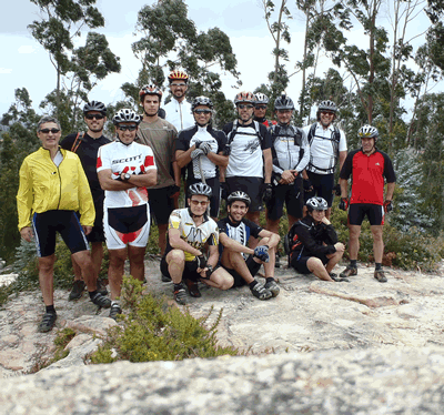foto de grupo junto ao marco geod�sico em pedras pardas