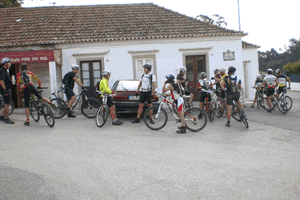 fotos diversas dos ciclistas nos trilhos de regresso ao algueir�o