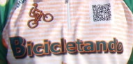 detalhe da camisola com a letras bicicletando