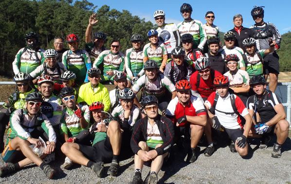 foto do grupo de 34 pedaladores sobre a barragem da ribiera da mula