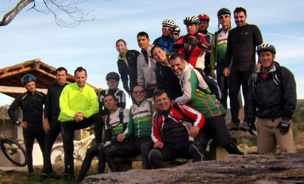 foto do grupo de 18 pedaladores na aldeia da mata pequena