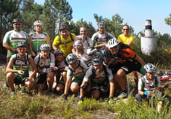 foto do grupo de 15 ciclistas no alto da serra de monfirre