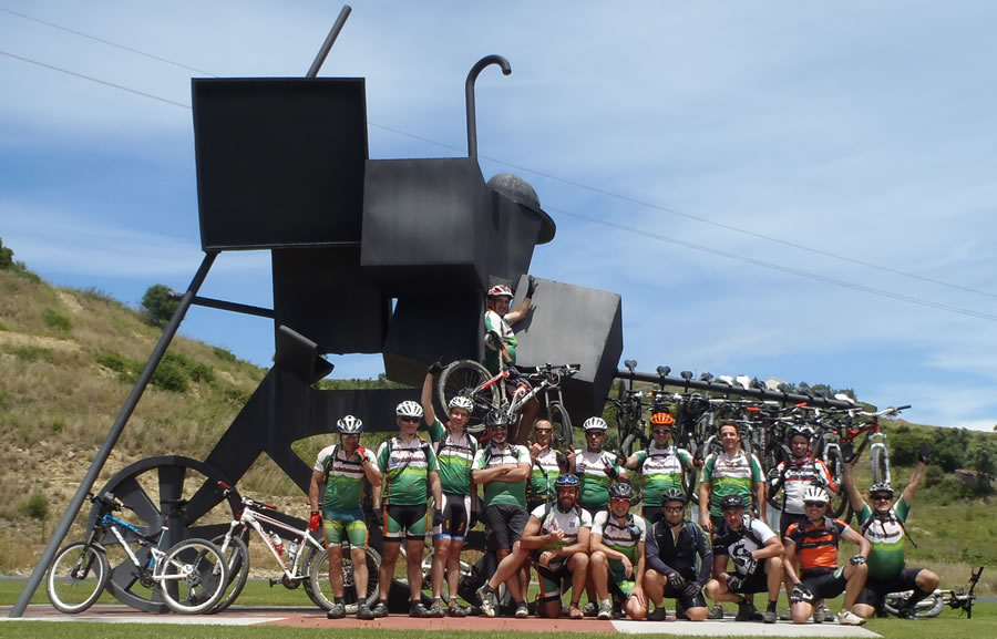 foto de grupo em torres vedreas junto ao monumento ao ciclista