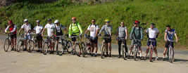 grupo de 12 ciclistas em pose para a foto algures no alentejo