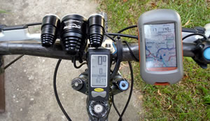 imagem do guiador da bicicleta com o gps dacota 20