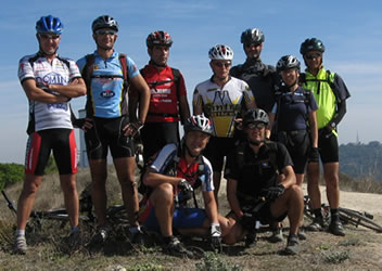 foto do grupo de ciclistas junto aos moinhos a caminho de Palmela