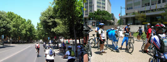 ciclista na Av da Liberdade e junto da vaca ciclista