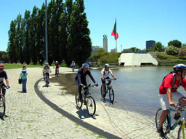 ciclista junto a laga no alto do parque eduardo VII
