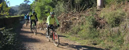 Ciclista a pedalar junto da Barragem da Ribeira da Mula