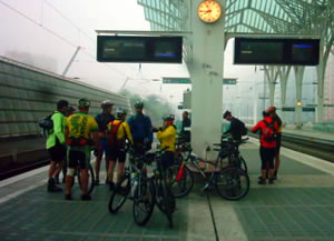 ciclistas na Gare do Oriente para apanhar o comboio para Santarem