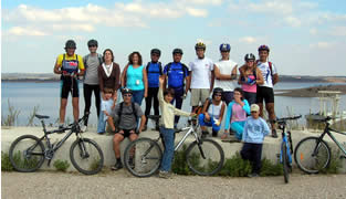 grupo de ciclistas e fam�lia em pose na barragem do alqueva