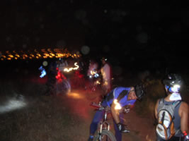 Biciclistas algures no escuro