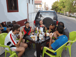 fotos diversas dos ciclistas a comerem pregos acompanhados com cerveja no final da volta