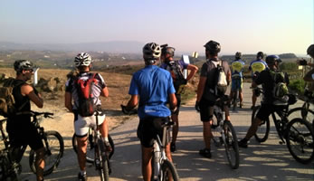 grupo de ciclistas a contemplarem montejunto ao longe